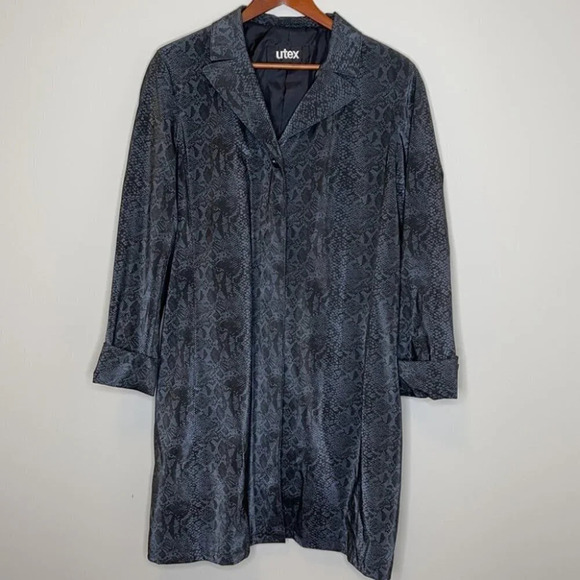 VINTAGE Utex Vinyl Trench Rain Coat Grey Snake Print Waterproof Mobwife Size M - Picture 9 of 9